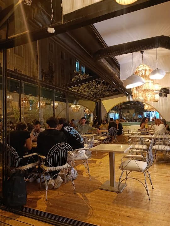 Bortom Coffee’de ahşap zeminli, hasır aydınlatmalı oturma alanı
