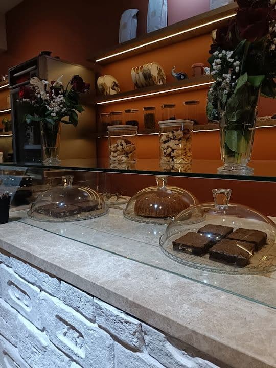 Bortom Coffee’nin mermer tezgâhında cam fanuslarda tatlılar